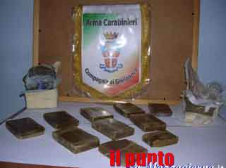Panetto dopo panetto, i carabinieri sequestrano a Piedimonte un chilo di hashish e arrestano tre giovani