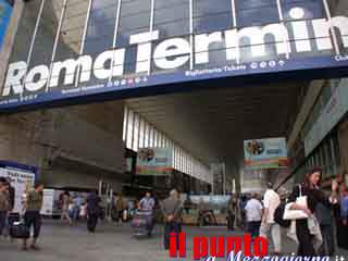 Armato di fucile semina il panico nella stazione Termini di Roma e poi si dirige verso Frosinone