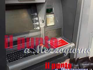 Bancomat sradicato alle Poste, ladri rubano banconote imbrattate