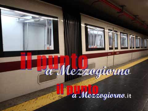 Cade sui binari al passaggio della Metro, donna estratta viva da sotto al convoglio