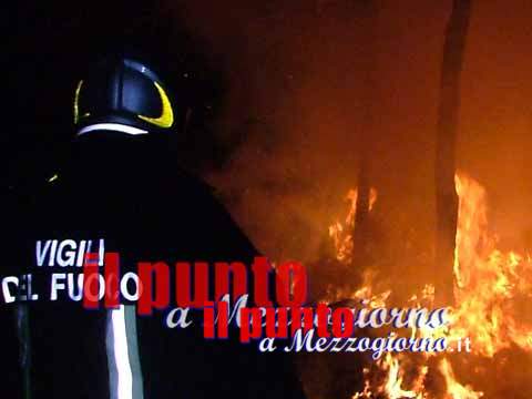 Rotoballe in fiamme a Ceprano, vigili del fuoco impegnati nello spegnimento e smassamento