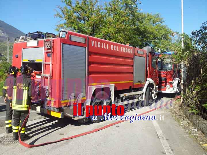 Incendio campo di fieno a Vallemaio, raccolto distrutto