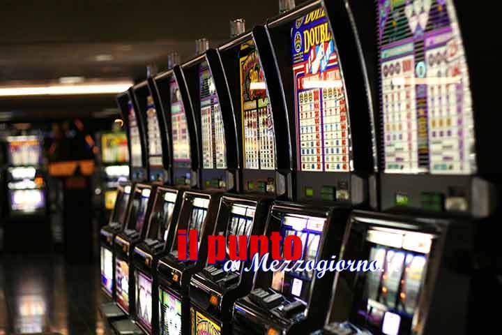 Si gioca lo stipendio alle slot machines, ma finge di essere stato rapinato per non raccontare alla moglie la veritÃ 