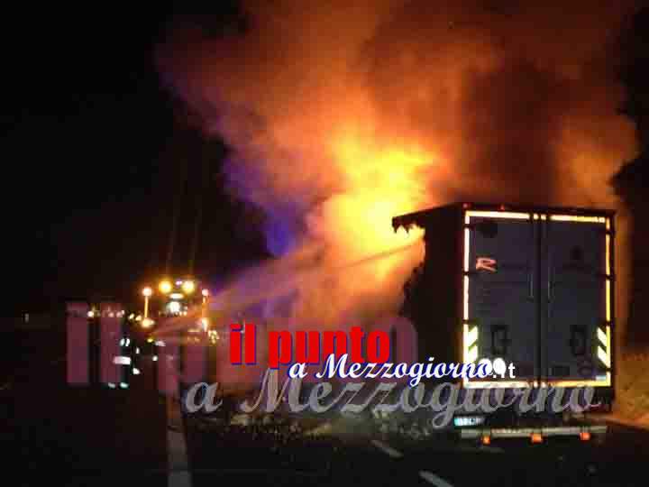 Camion in fiamme sull’autostrada Roma Napoli, traffico rallentato tra Cassino e Pontecorvo