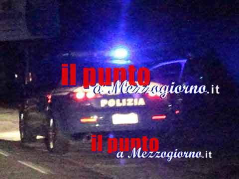 In tre tentano di fuggire dopo aver forzato un posto di blocco della polizia, bloccati dopo un inseguimento