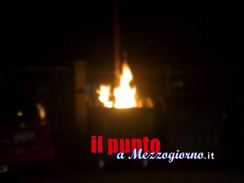 Ignoti danno alle fiamme il portone di struttura per stranieri a Sermoneta