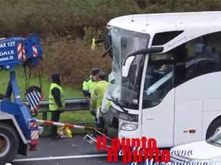 Incidente stradale tra autobus e auto a Rivisondoli, due morti