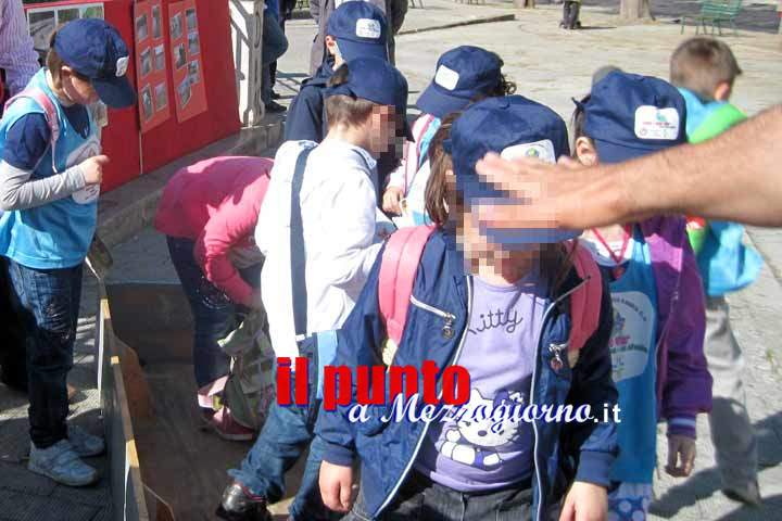 Palpeggiava a scuola bambine di età compresa tra i 5 e i 13 anni, arrestato bidello