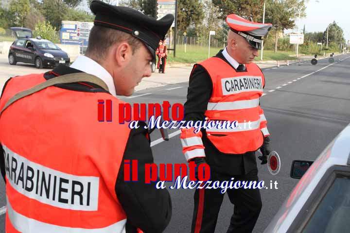 Lancia coltello e minacce nella casa del datore di lavoro del figlio, 53enne denunciato