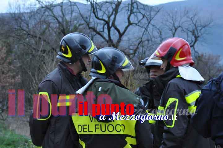 Grossa fuga di gas a Cassino, auto abbatte una colonnina del metano e scappa