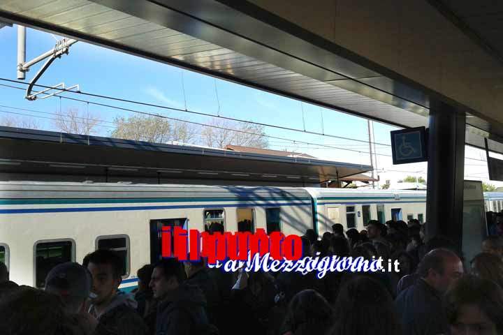 Treno fermo nella stazione Roma Casilina, linea ferroviaria in tilt