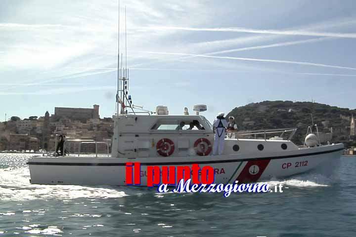 Malore in mare, 49enne in barca rimorchiato in porto da peschereccio a Gaeta