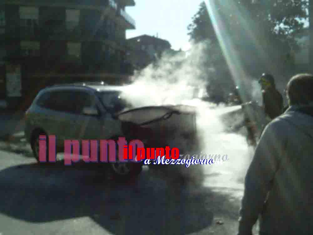 Auto in fiamme in centro a Cassino, paura in via XX Settembre