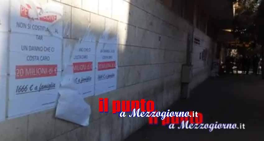 Manifesti abusivi a Cassino, il comune rimuove solo quelli scomodi – VIDEO