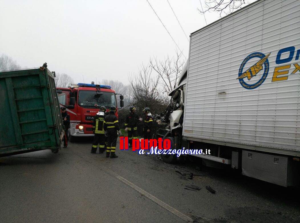 Si sgancia il cassone e travolge un tir, grave un autista a San Giovanni Incarico