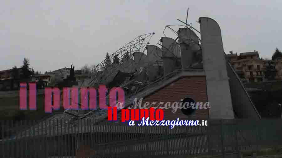 La copertura dello Stadio di Alatri distrutto dal vento – VIDEO