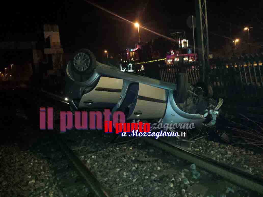 Rischiano di “prendere” un treno in corsa con l’auto a Frosinone. Finiscono sulle rotaie