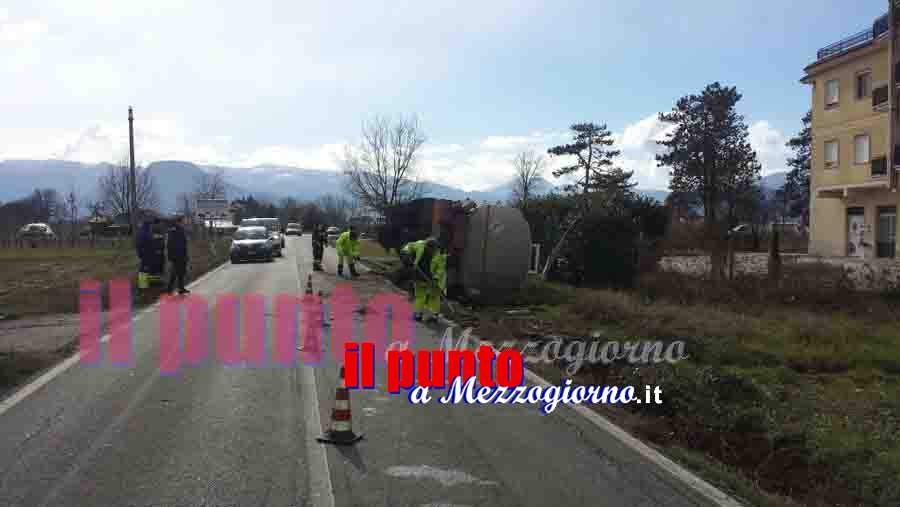 Due autocisterne fuoristrada, a Pontecorvo si ribalta; a Posta Fibreno rimane in bilico