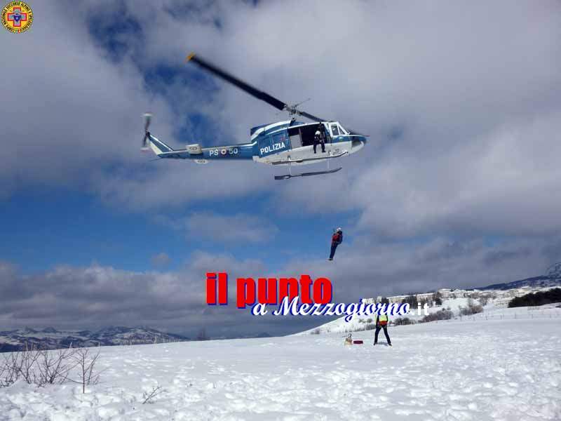 Esercitazione in Molise del Soccorso Alpino con elicotteri della polizia in ambiente innevato