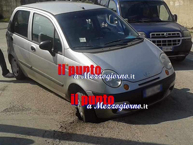 Voragine in via San Pasquale a Cassino, “intrappola” un’auto