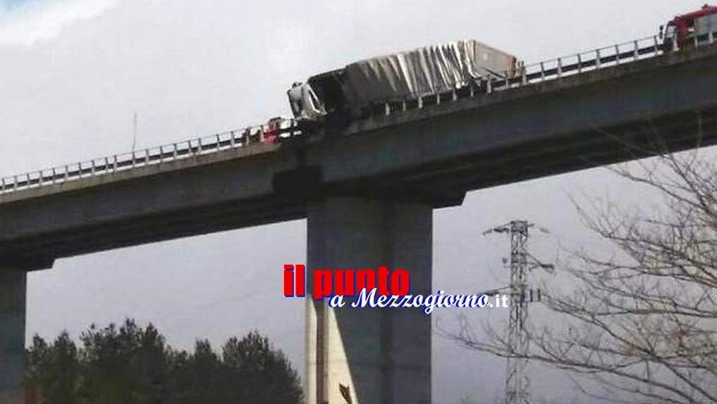 Si ribalta con il camion sul viadotto a Sora, camionista incastrato e sospeso a 50 metri
