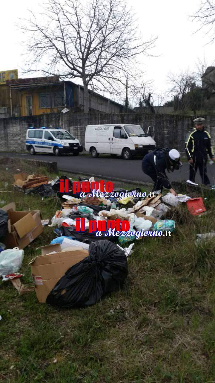 Sacchi della spazzatura gettati sul raccordo della superstrada, sanzionato il trasgressore
