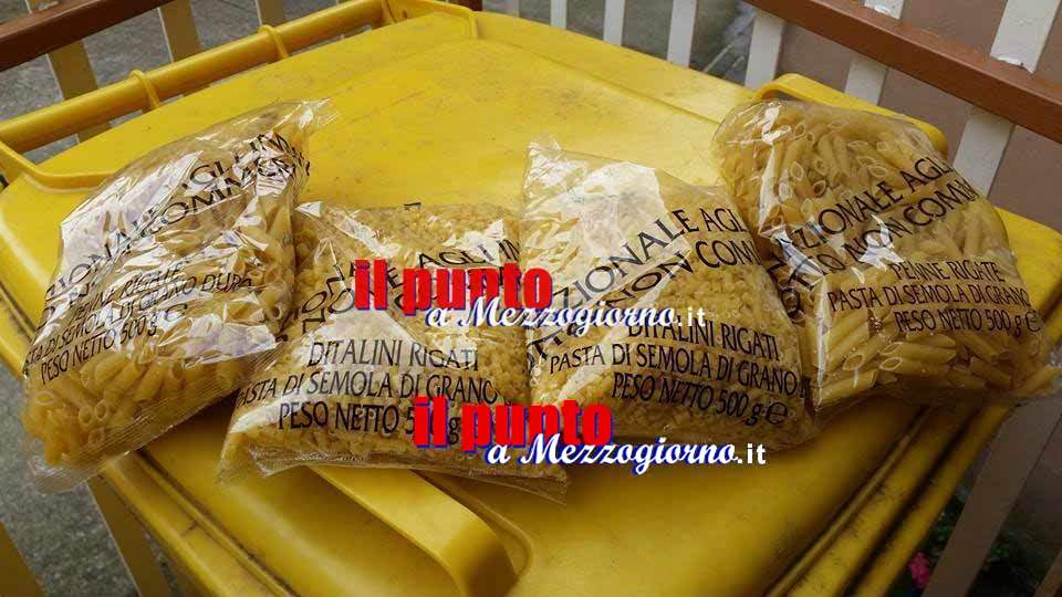 Pacchi di pasta della colletta alimentare gettati nel secchio dell’immondizia a Cassino