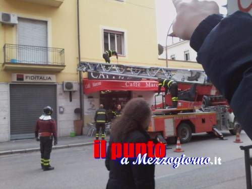 Crollano parti di un cornicione in via Marconi