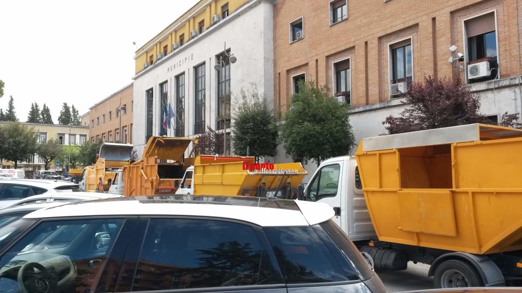 Protesta a Cassino, Piazza De Gasperi diventa “parcheggio” dei camion dei rifiuti