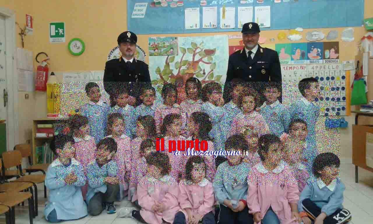 Poliziotti all’asilo, gli agenti del commissariato di Cassino tra i piccoli della primaria di via Arno