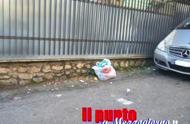 Ancora rifiuti abbandonati ai margini delle strade in centro cittÃ . Il servizio Wathsapp funziona
