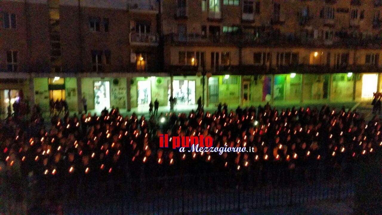 Un fiume di lumini rossi in piazza Labriola per dire no alla “Buona scuola”