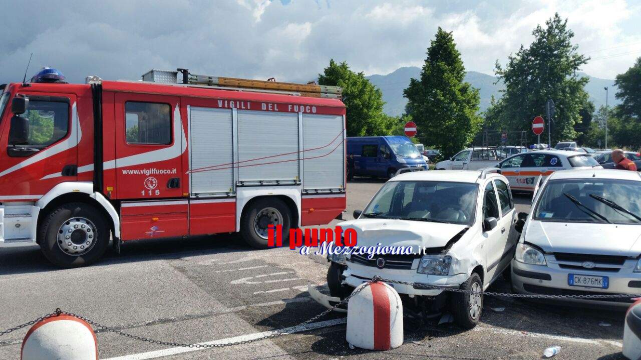 Schianto davanti ai cancelli della Fiat, tre feriti