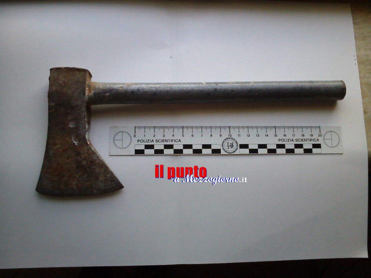 Armato di ascia e roncola minaccia il confinante a San Donato Valcomino