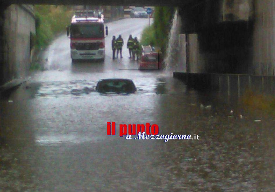 Bomba d’acqua su Nola, agenti della polizia salvano coppia di 40enne prigionieri nel sottopasso allagato