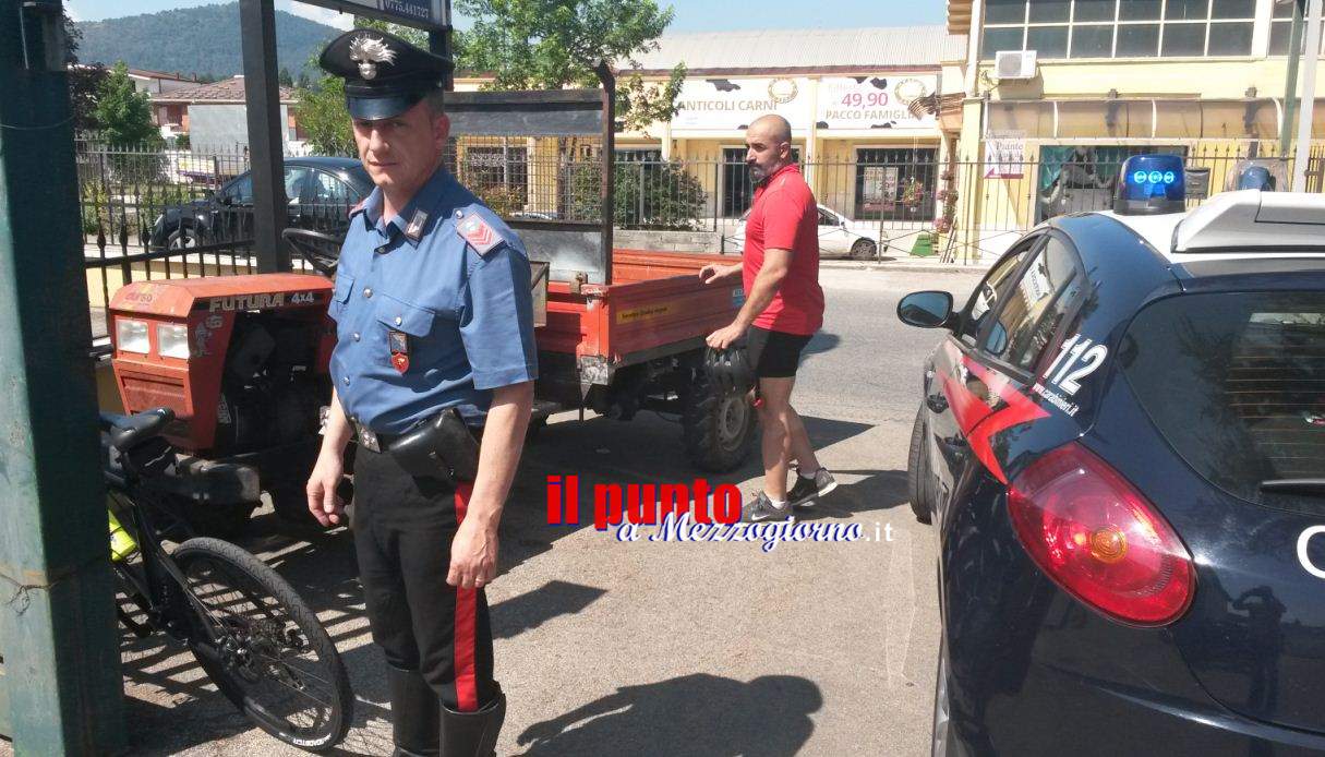 Carabiniere fuori servizio salta dalla bicicletta su trattore “imbizzarrito” e evita incidente
