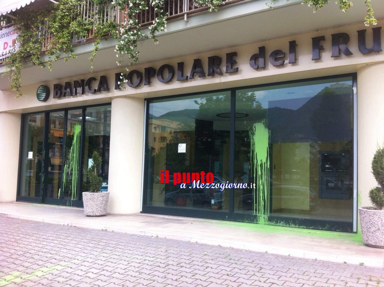Minacce e atti vandalici alla Banca del Frusinate a Cassino, un ultrÃ  denunciati