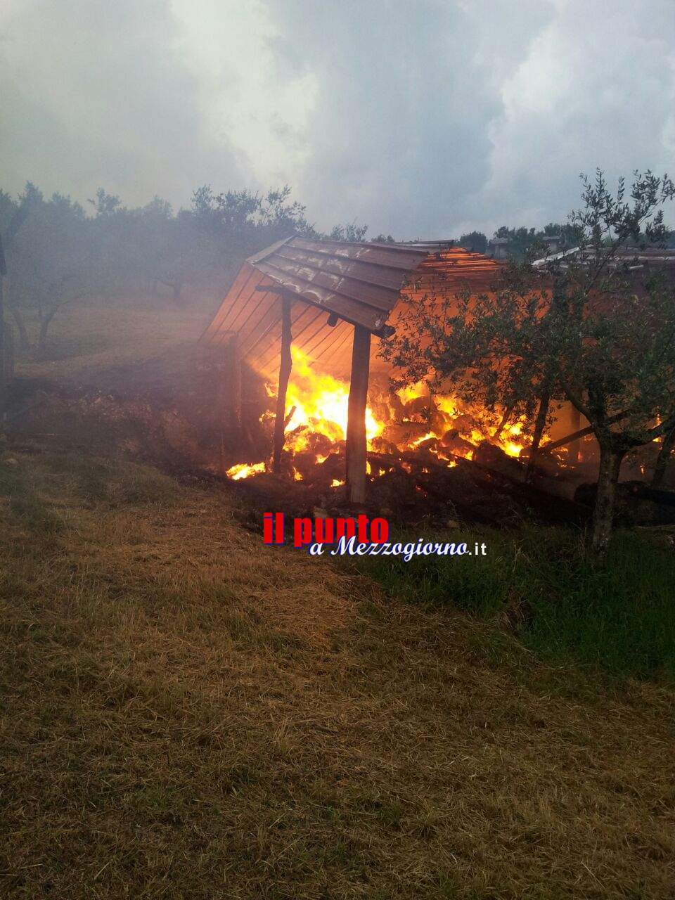 Fulmine manda in fiamme un capannone agricolo ad Alatri – LE FOTO