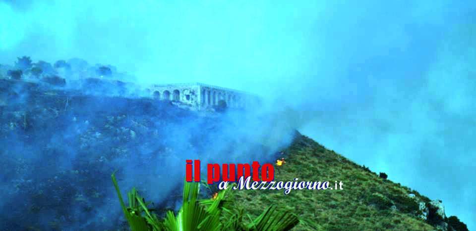 Incendio minaccia il tempio di Giove a Terracina