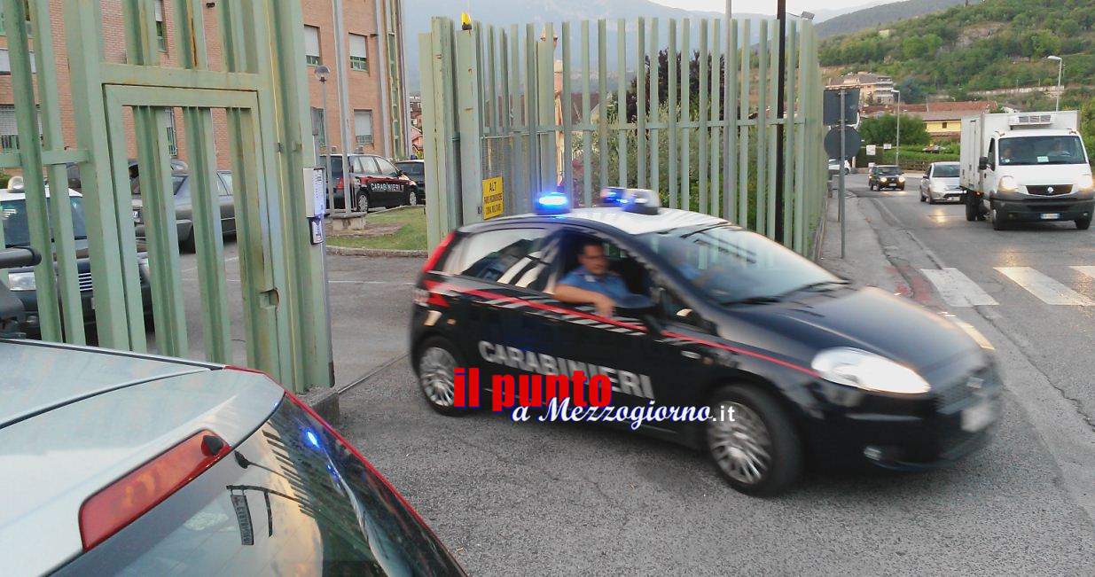Si arrampica sul cancello della caserma dei carabinieri di Alatri per protesta