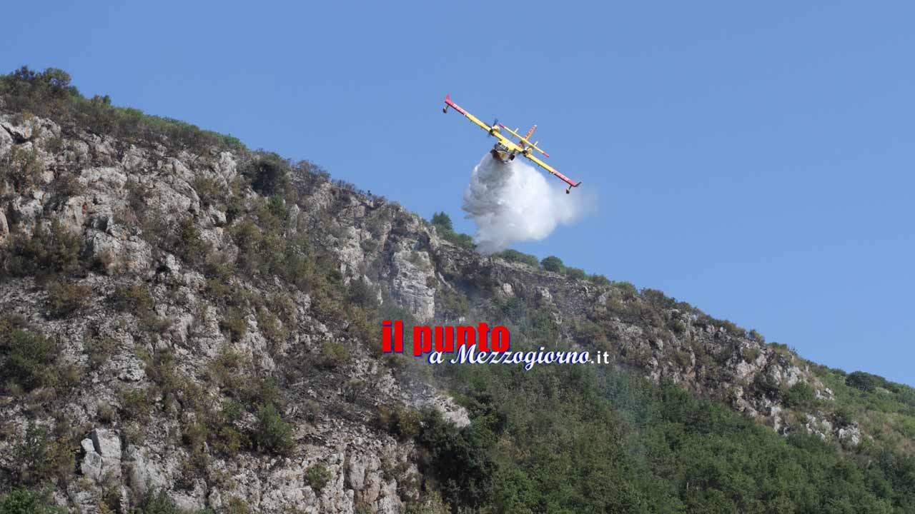 Vasto incendio a San Giovanni Incarico, canadair in azione – VIDEO