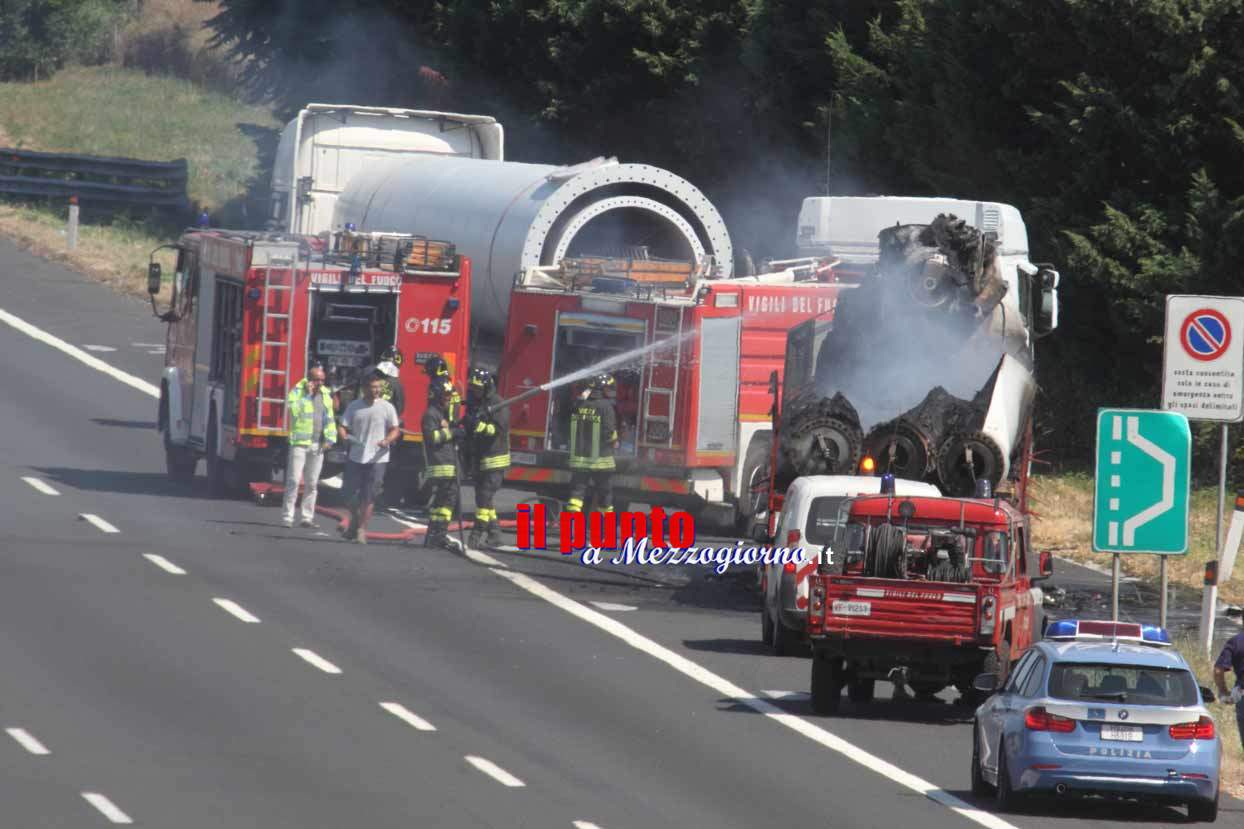 Fiamme in A1, si incendia semirimorchio con pale eoliche tra Cassino e Pontecorvo – FOTO E VIDEO