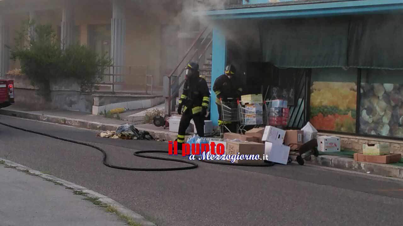 In fiamme un negozio a Pontecorvo, quartiere senza corrente elettrica