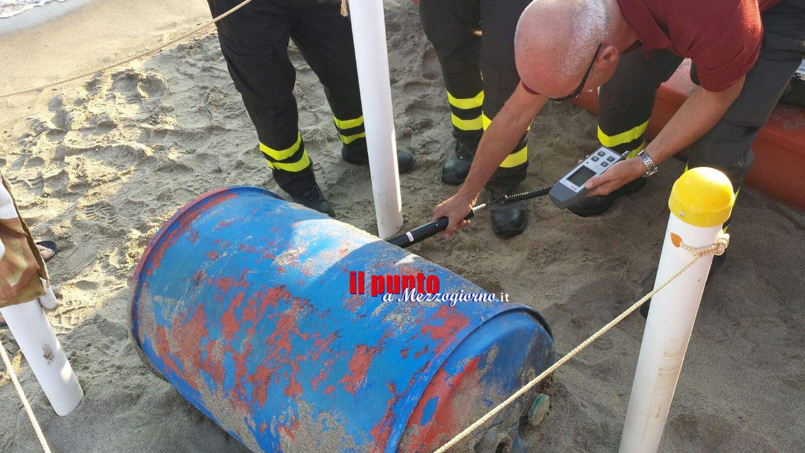 Fusto metallico sulla spiaggia, scatta l’allarme chimico a Fondi. I pompieri escludono pericolo