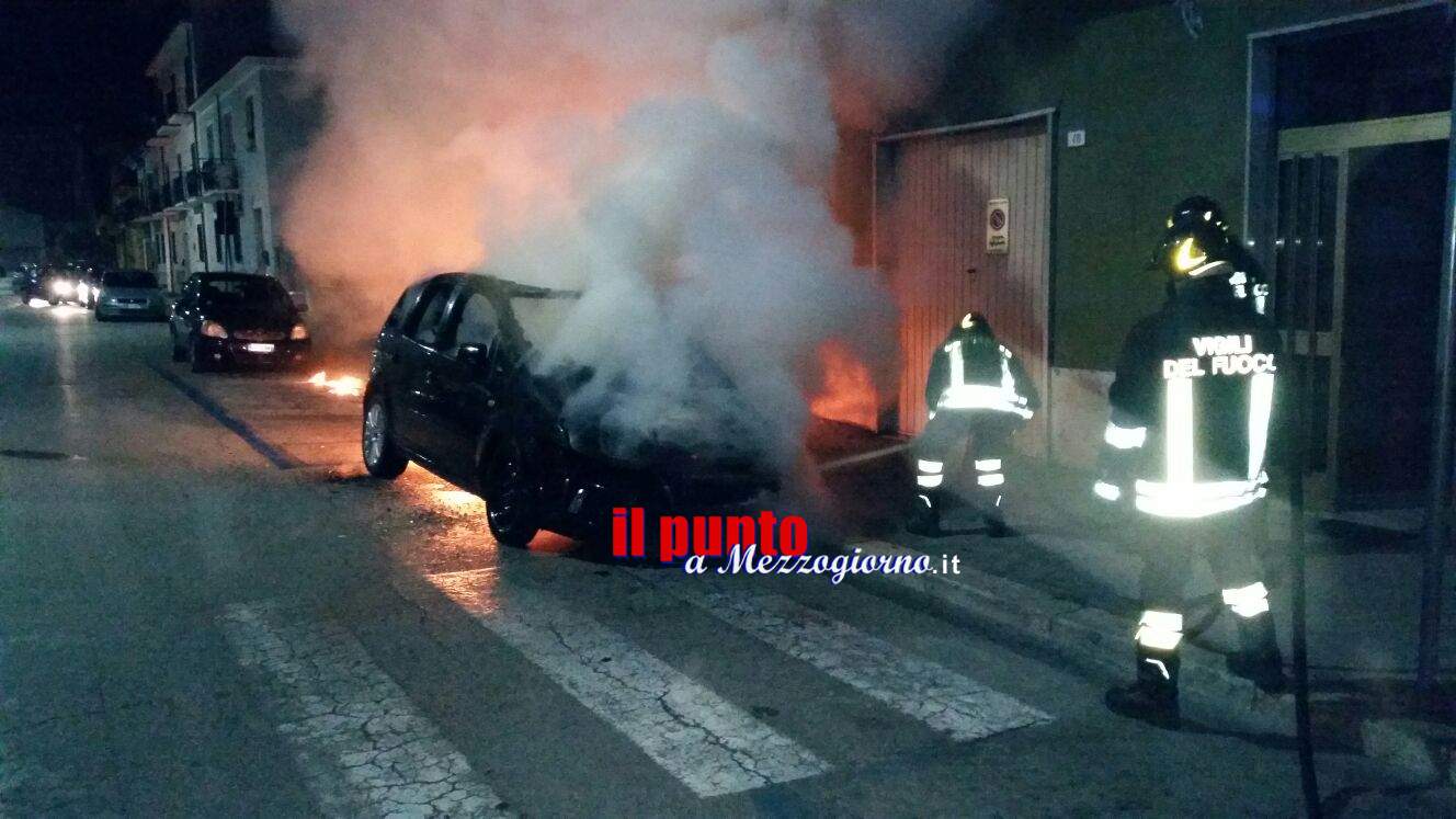 Auto in fiamme a Cassino, filmato l’incendiario