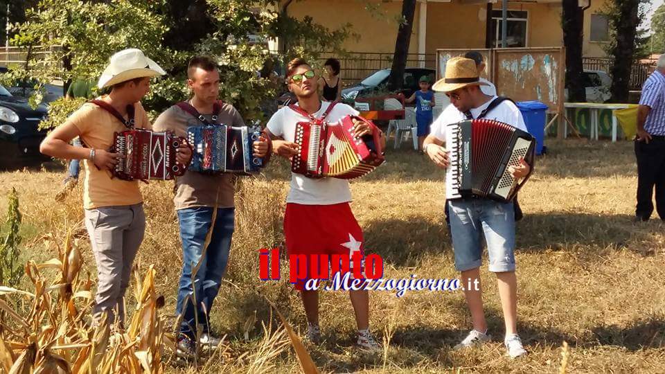 Taglio del pennacchio a Piedimonte in attesa della festa della sfogliatura del granturco