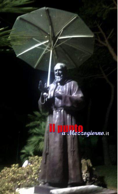 Padre Pio con l’ombrello, a Cellole i devoti del Santo di Pietrelcina si preoccupano della salite della statua