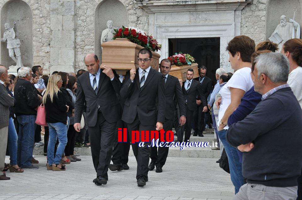 Folla commossa al funerale di Benedetto e Laura, scelta studiata fin nel dettaglio