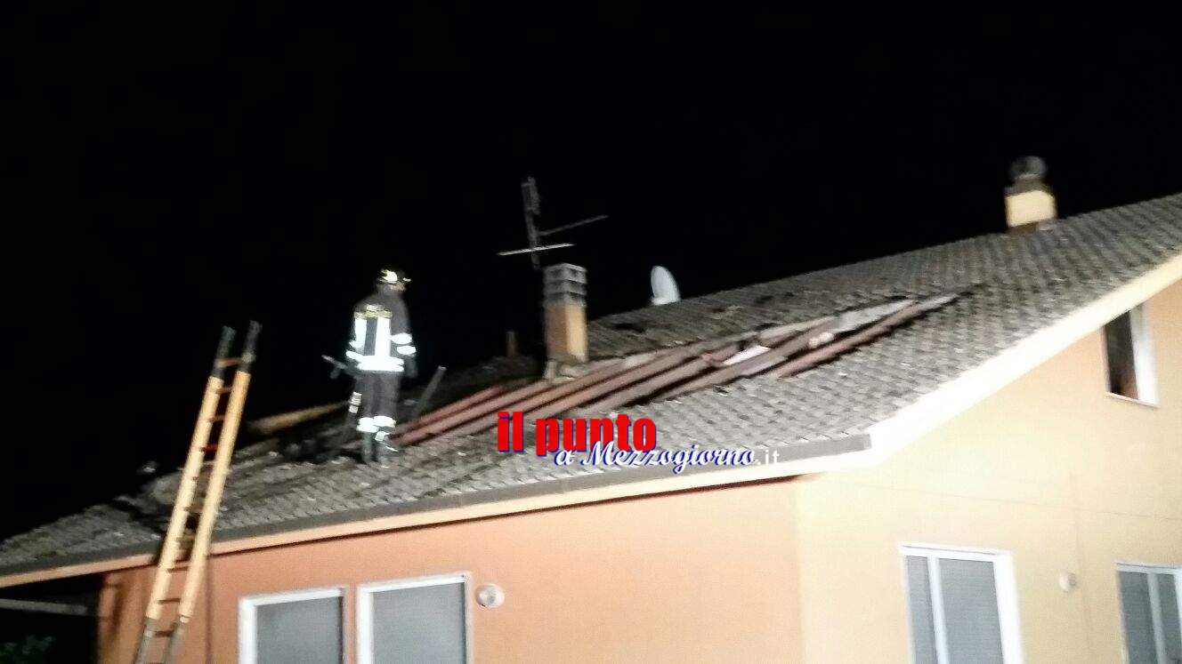 Fiamme in sottotetto villa a Cassino, pompieri evitano propagarsi  del rogo