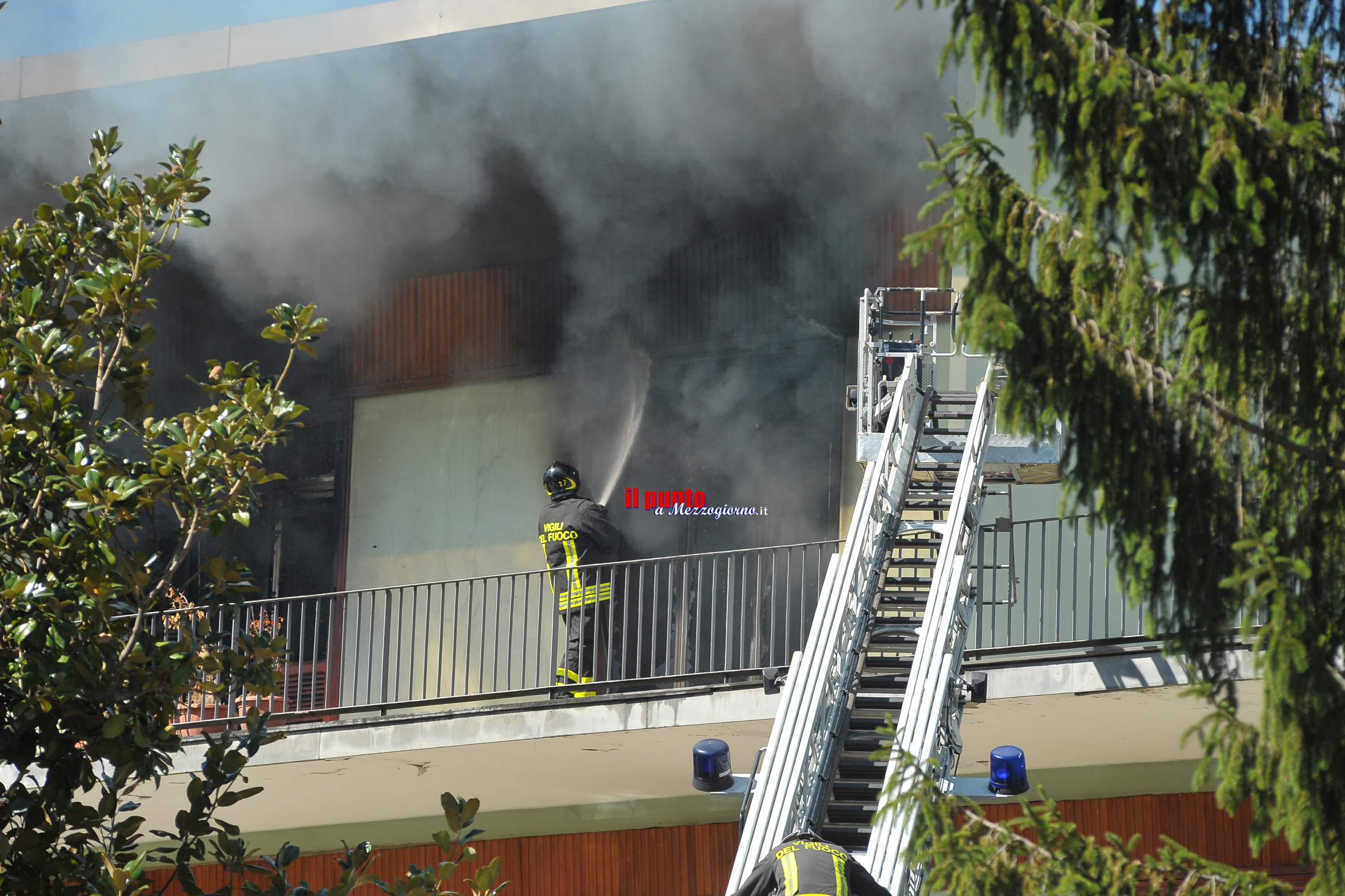 Villa in fiamme a Sora, due appartamenti disastrati. Struttura inagibile